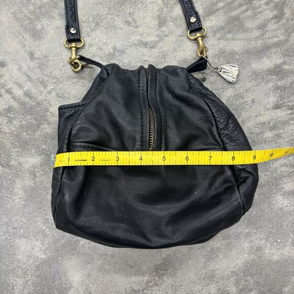 Victoria Leather Gumdrop Bag Black Leather Crossbody Adjustable Zip Charm Vtg - Picture 10 of 11